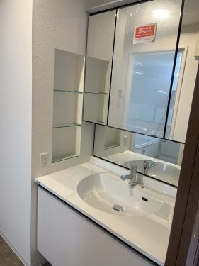 大型鏡付きの洗面 大型鏡付きの洗面