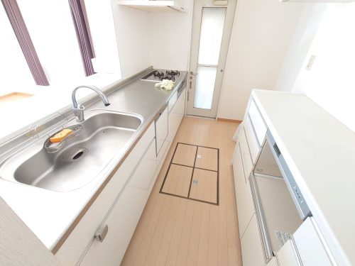 カウンターキッチンで３口コンロ、食洗器もついているので、効率よくお料理が作れます。 (キッチン)