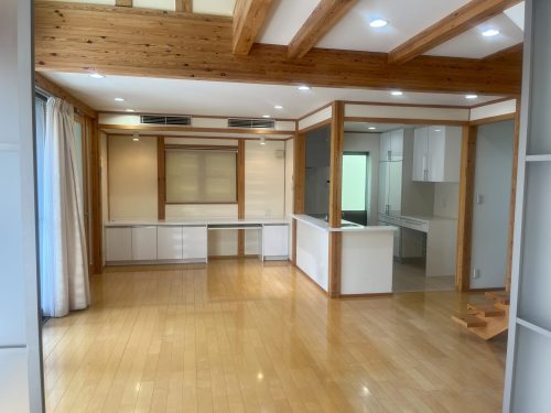 約18帖のLDK (居間)