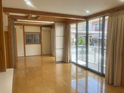 吹抜けのあるおしゃれなデザイナース住宅 (居間)