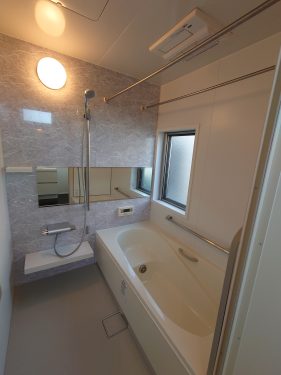 広い浴室に窓もあり (風呂)