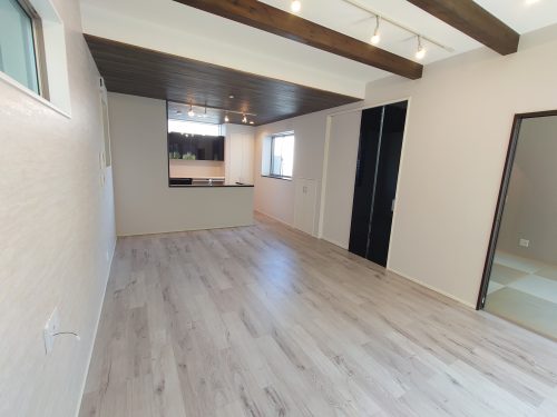 ガス温水式床暖房完備 (居間)