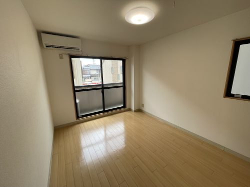 フローリング仕様、エアコンあり (居間) フローリング仕様、エアコンあり (居間)