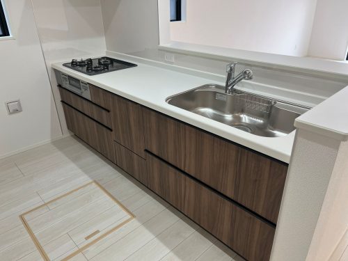 ２号棟　３つ口コンロで料理も楽！ (キッチン)