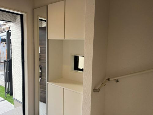 2号棟　玄関収納 (玄関)