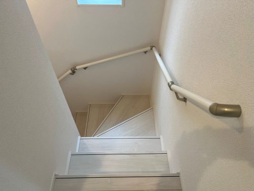 ２号棟　階段の手すり (玄関)