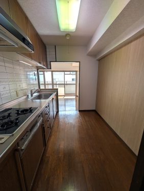キッチン背面にアクセントクロス (キッチン)